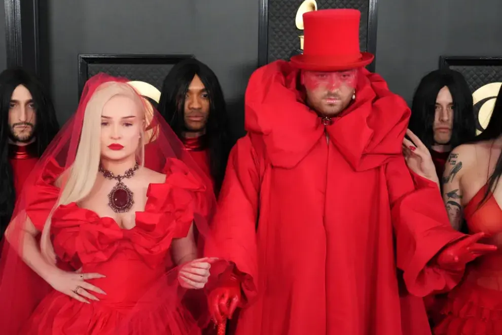 El icónico look de Kim Petras y Sam Smith durante los Grammy 2023.