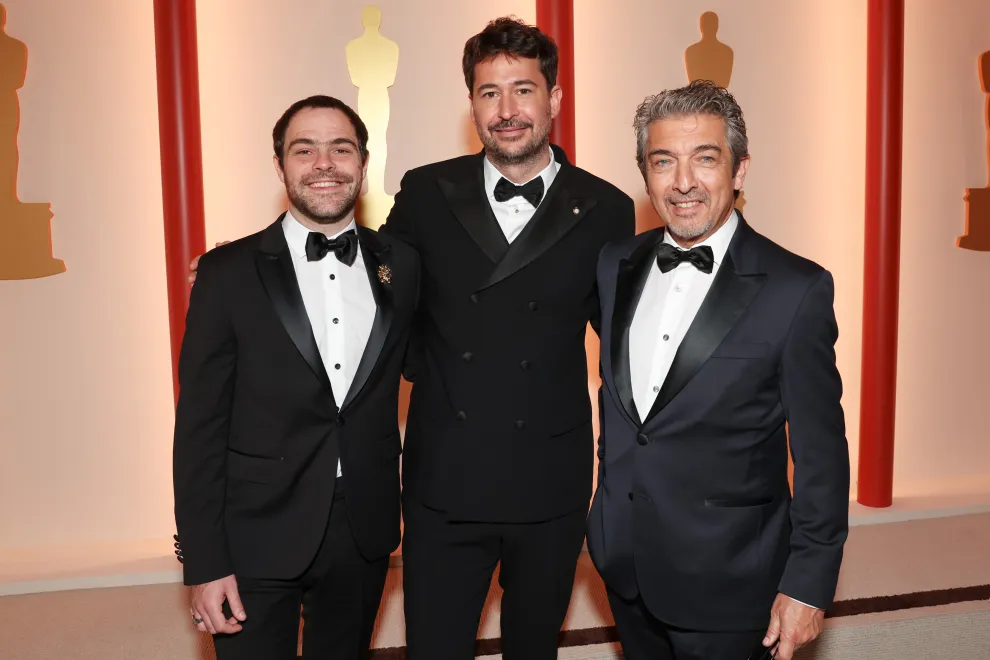 Santiago Mitre, junto a Peter Lanzani y Ricardo Darín, en la entrega de los Oscar.