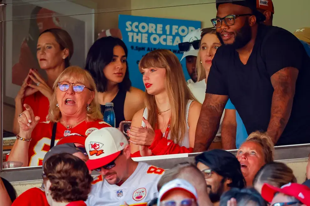 Taylor Swift viendo al Kansas City Chiefs junto a Donna Kelce.