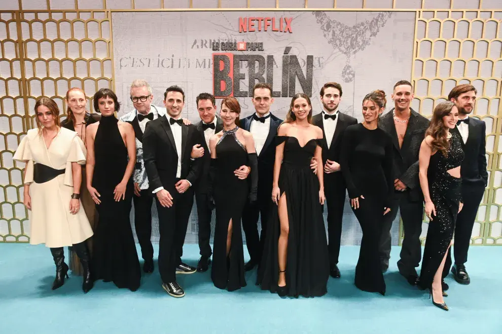 Samantha Siqueiros junto al elenco de Berlín.