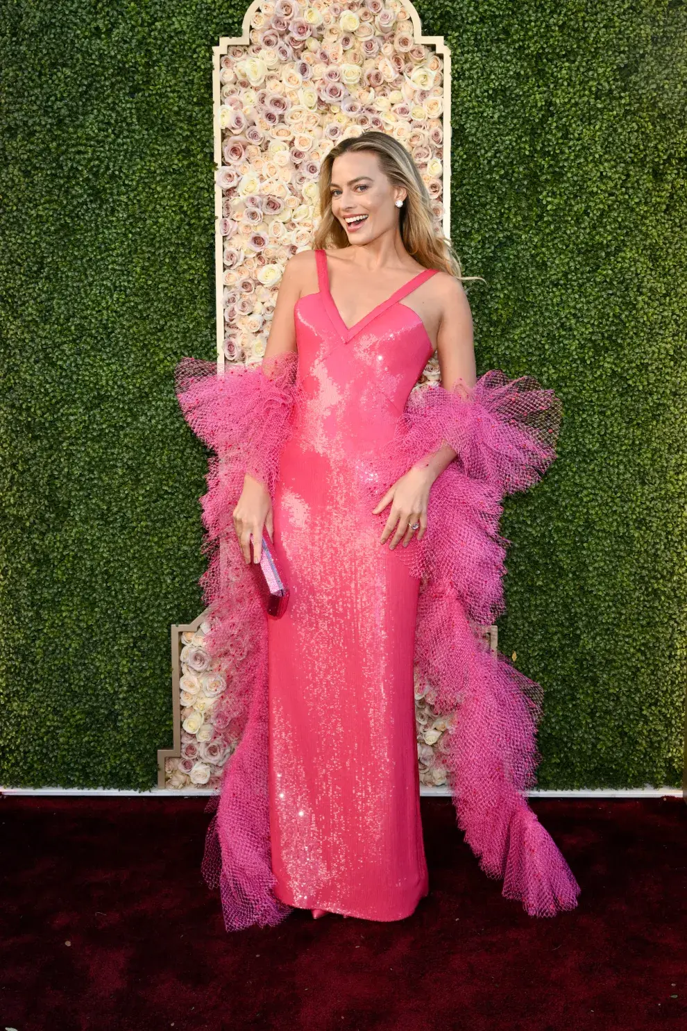 Margot Robbie en la alfombra roja de los Golden Globes 2024.