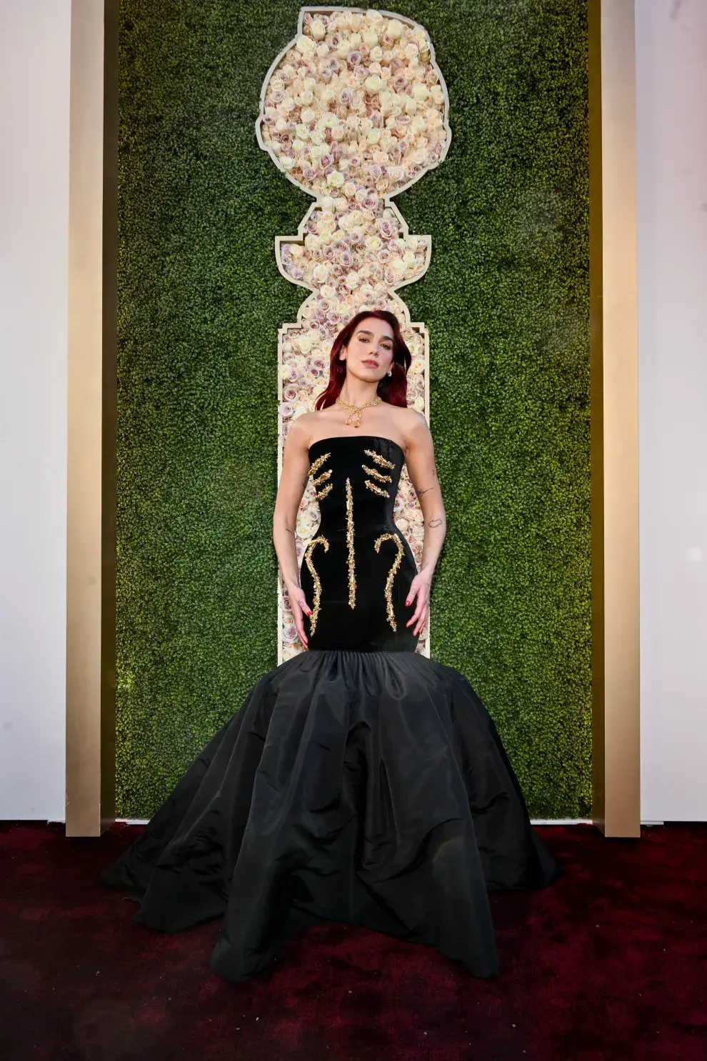 Dua Lipa y un alucinante vestido de Schiaparelli en la alfombra roja de los Golden Globes 2024.