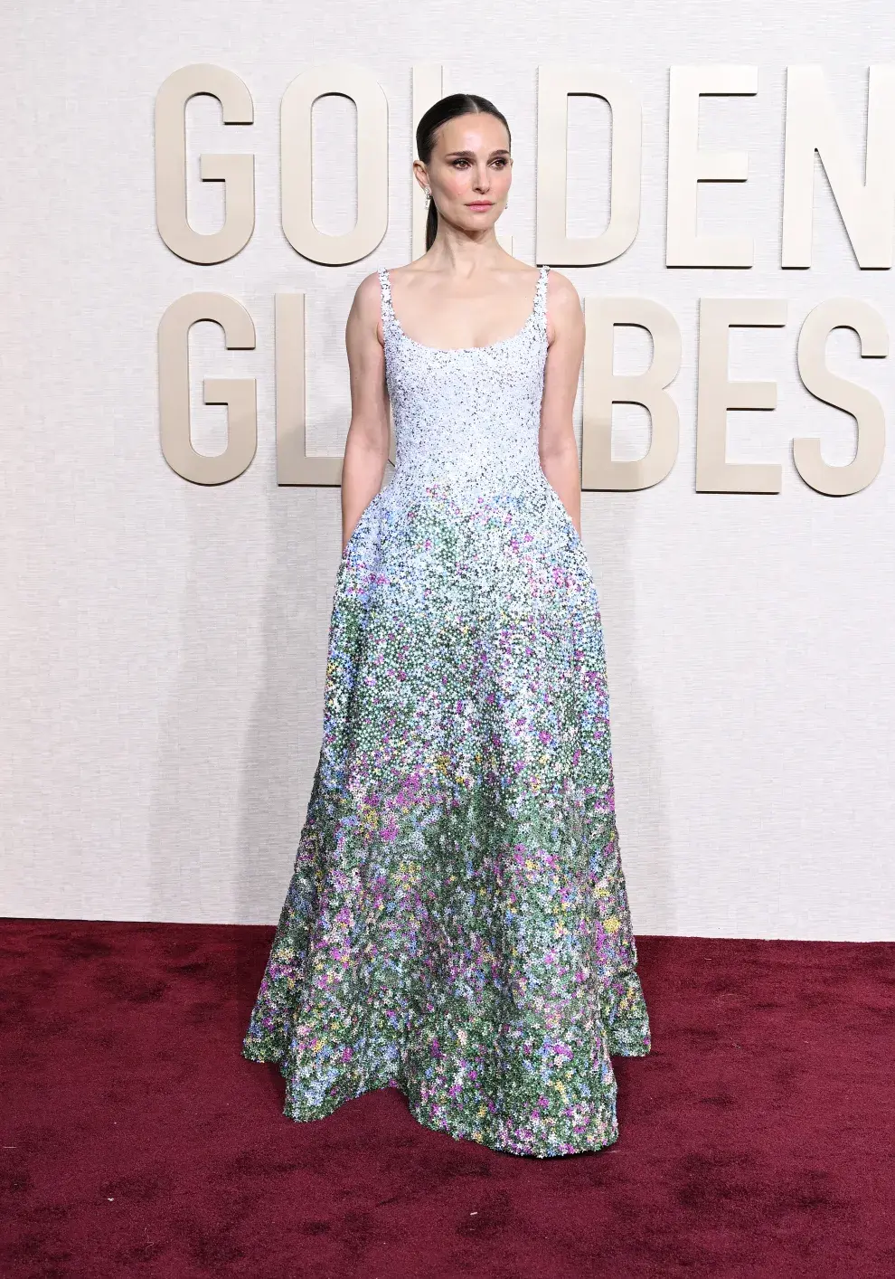 Natalie Portman, elegantísima vestida de Dior en la alfombra roja de los Golden Globes 2024.