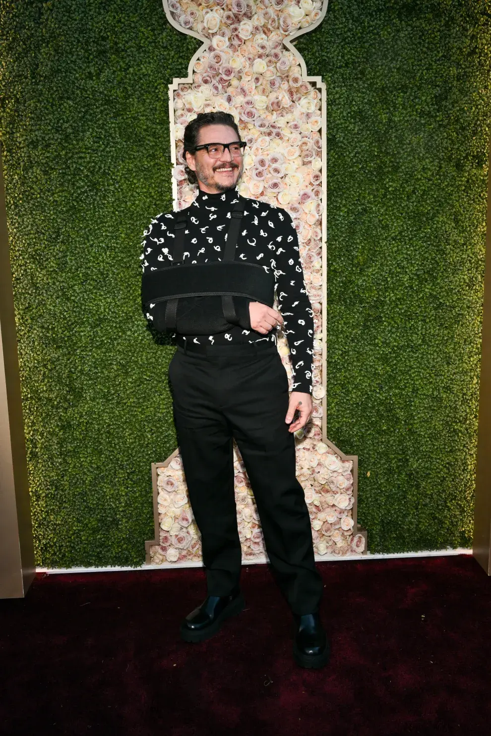  Pedro Pascal lesionado en los Golden Globes 2024.