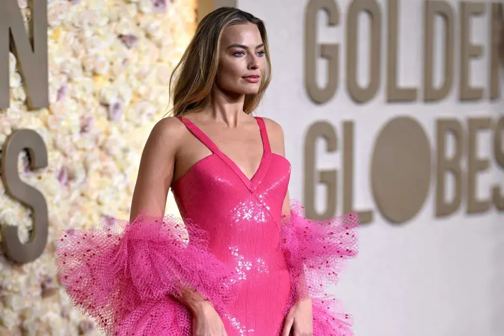 Margot Robbie y un look inspiración Barbiecore para los Golden Globes 2024