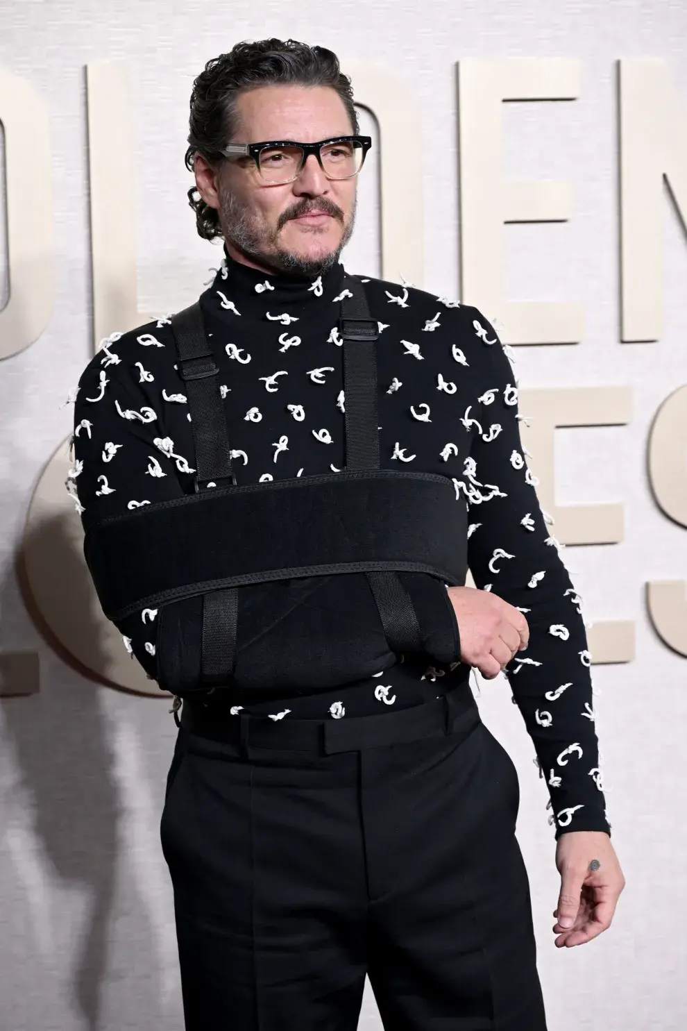 Pedro Pascal en la alfombra de los Golden Globes 2024.