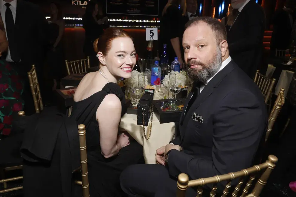  Emma Stone y Yorgos Lanthimos en los Critics Choice Awards.