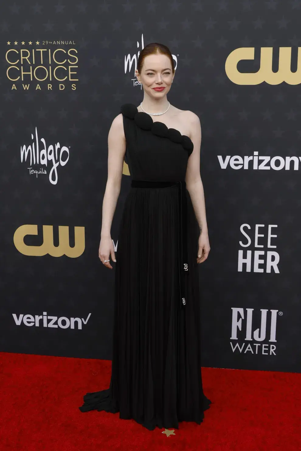 Emma Stone en la alfombra roja de los Critics Choice Awards 2024.