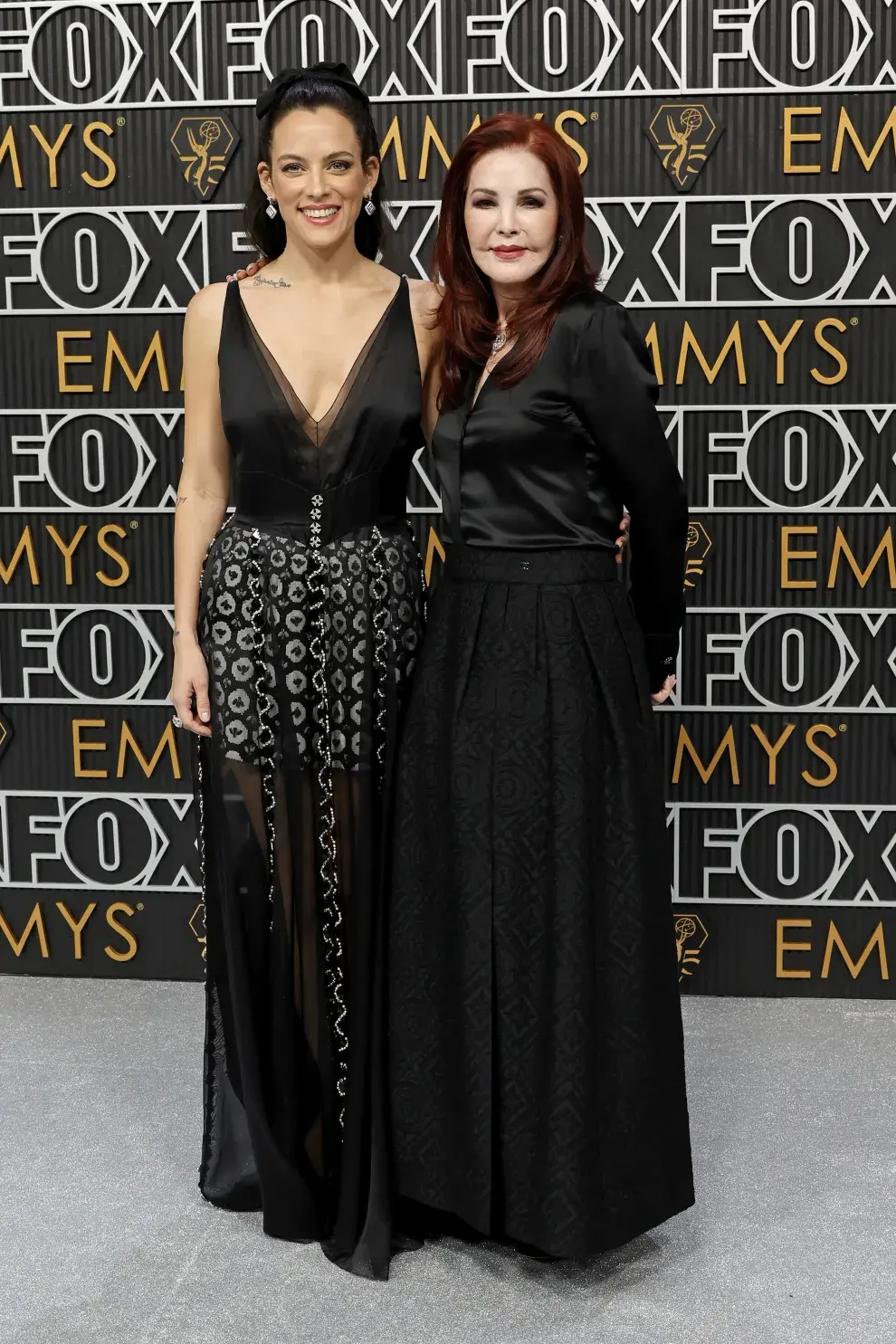 Riley Keough y Priscilla Presley en la alfombra roja de los Premios Emmy 2023.