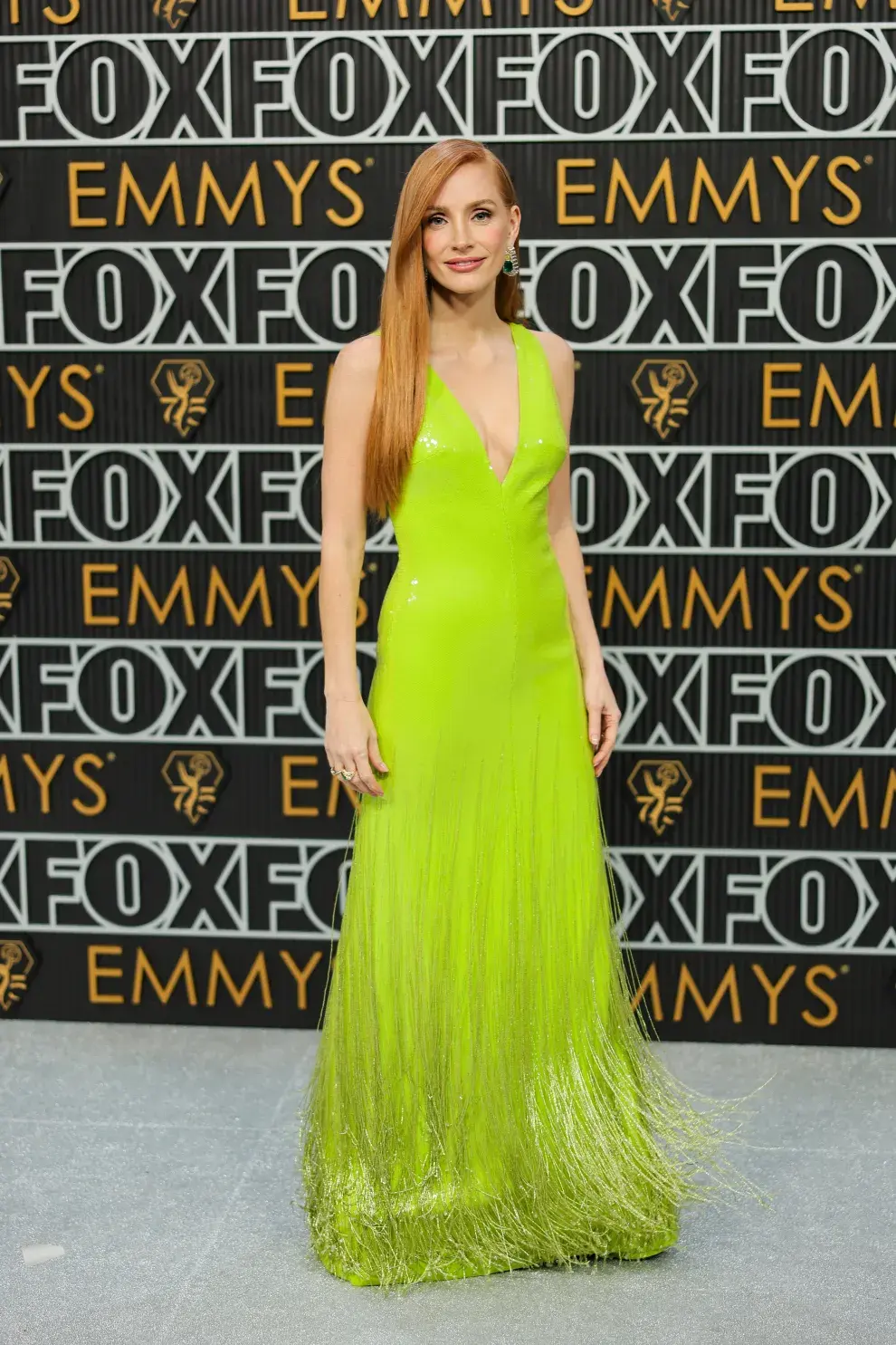 Jessica Chastain vestida de Gucci en la alfombra roja de los Premios Emmy 2023.