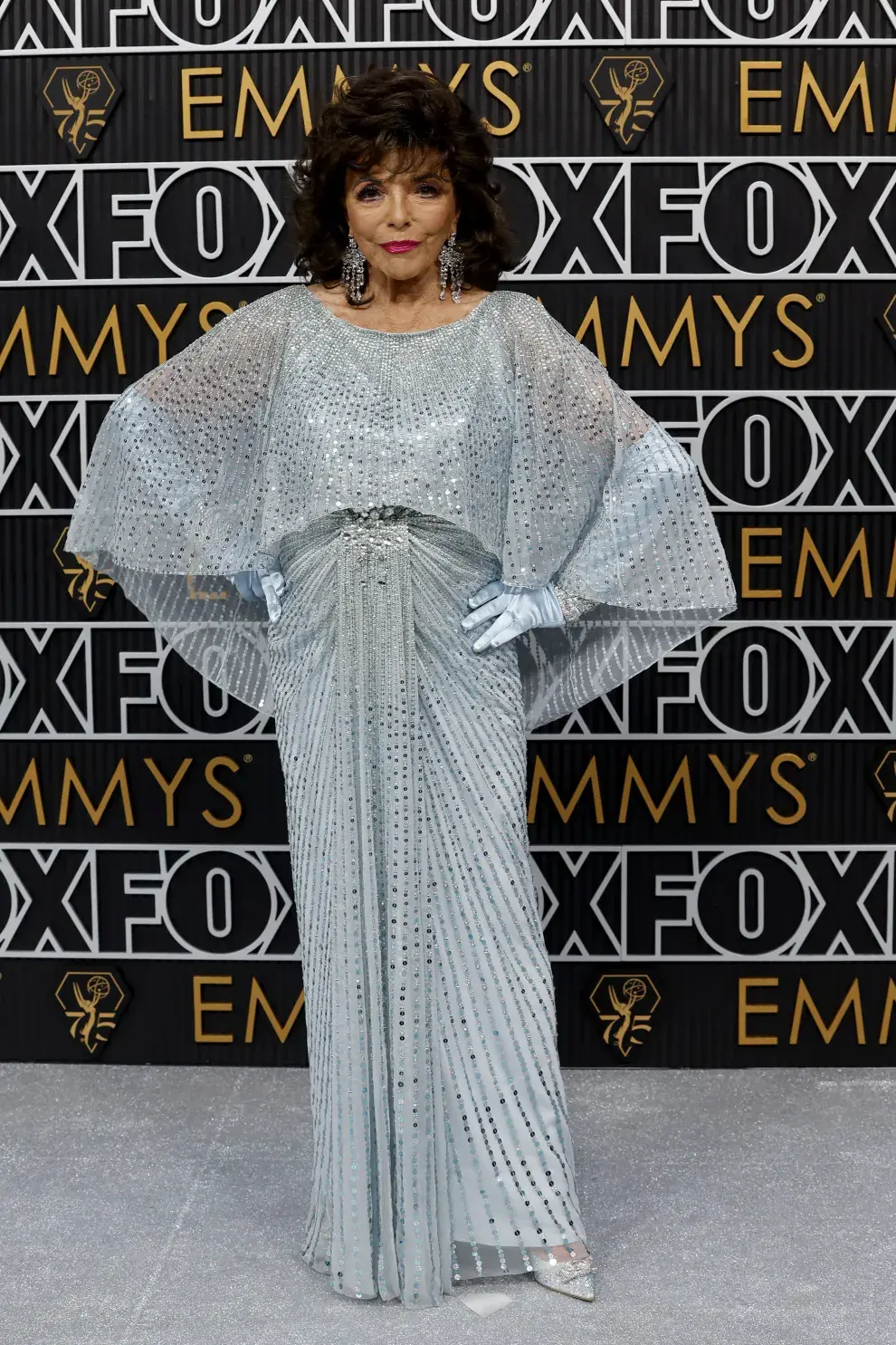  Joan Collins en la alfombra roja de los Premios Emmy 2023.