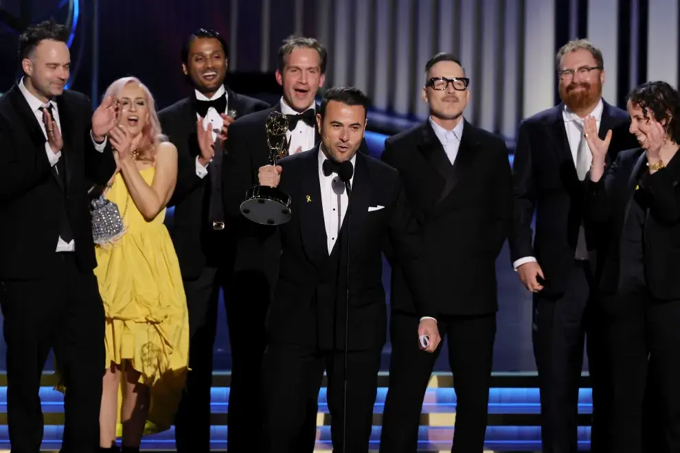 El equipo de “Elton John Live: Farewell from Dodger Stadium", sin el cantante, recibiendo el Emmy.