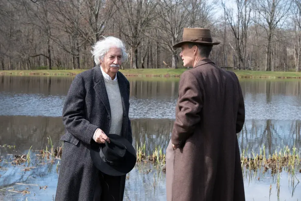 Tom Conti dio vida a Albert Einstein en Oppenheimer.