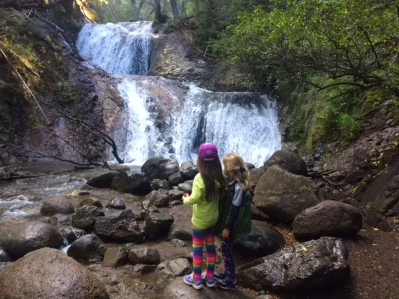 Muy cerca del Lago Gutiérrez se encuentra el sendero Cascada de los Duendes.