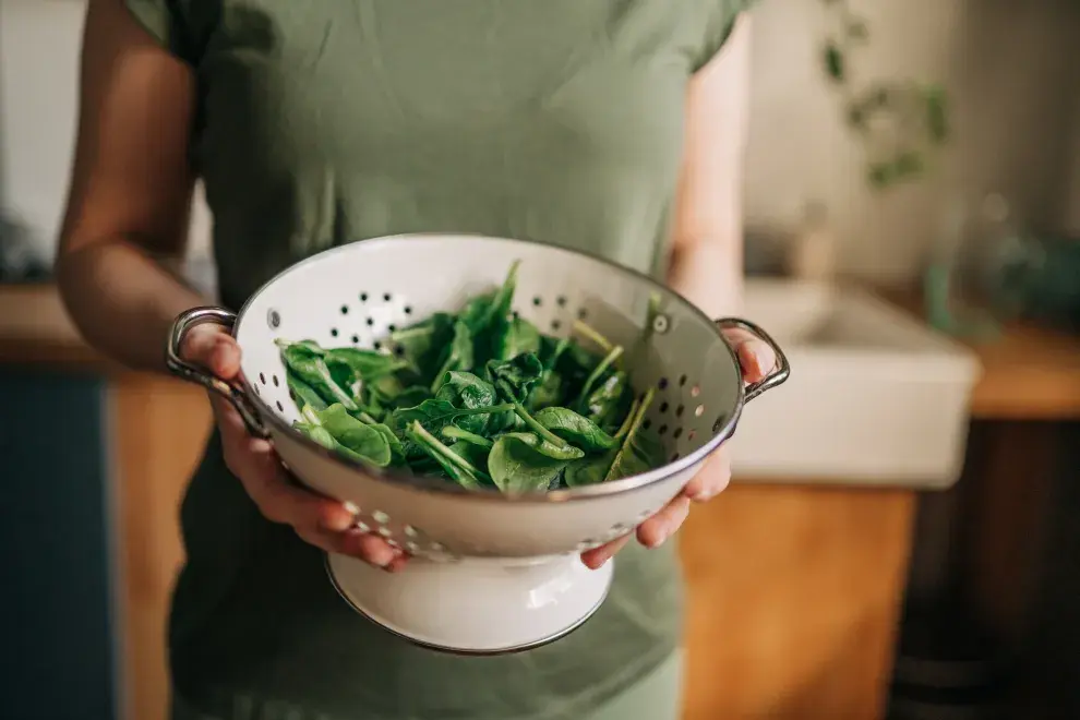 Para lograr una buena síntesis de colágeno, el organismo necesita del consumo de nutrientes como la vitamina C que, por ser un antioxidante natural, es fundamental para la formación y mantenimiento de éste. 