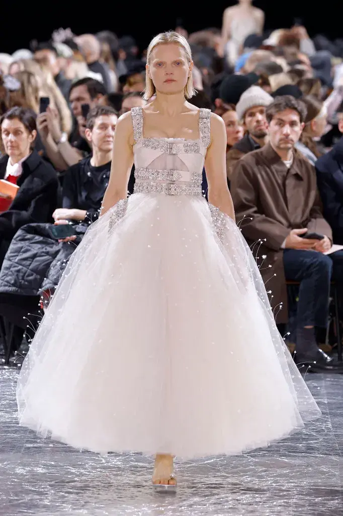 Impecable Simone Rocha para Jean Paul Gaultier con vestidos de tul y reversiones del corset.