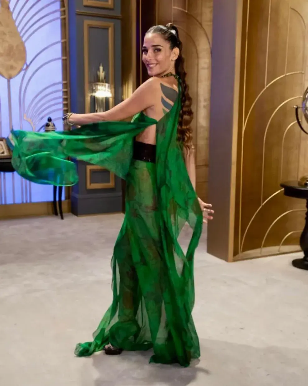 El look verde de Juana Viale en la mesaza.