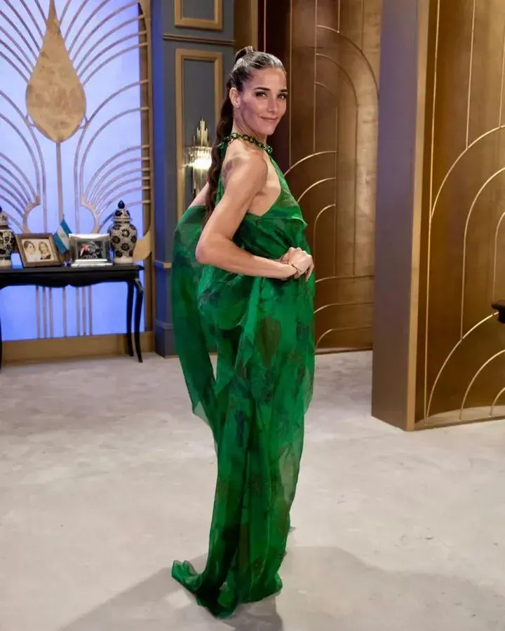 El look verde de Juana Viale en la mesaza.