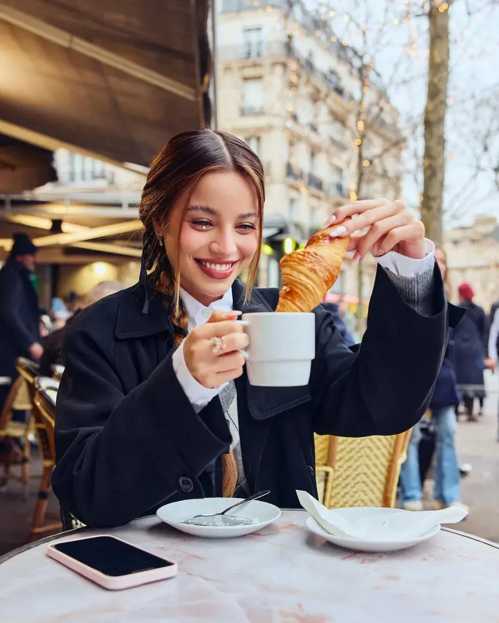 Las espectaculares fotos de Emilia Mernes en París.