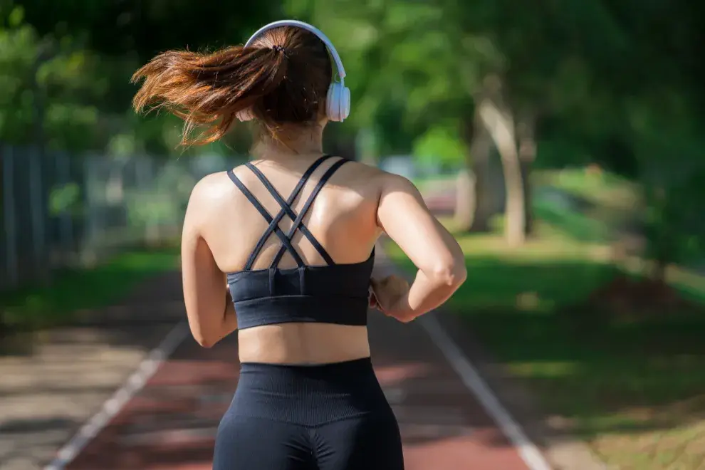 La actividad física al aire libre reduce los niveles de estrés según la ciencia.