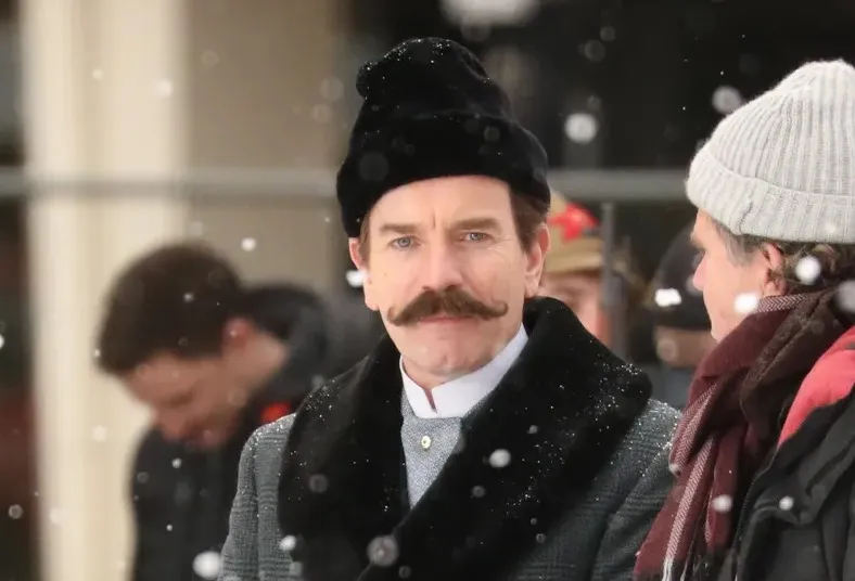 Ewan McGregor en el set de A Gentleman in Moscow, serie inglesa de Paramount+.