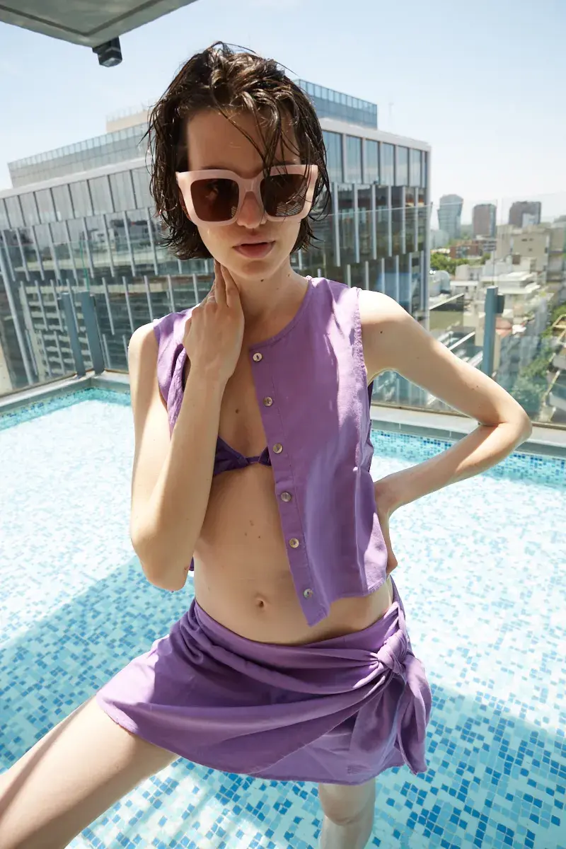 TOP, MINI Y BIKINI (ITA BIKINIS, $42.800, $48.100 Y $53.000), ANTEOJOS DE SOL (HARDEM, $96.000).