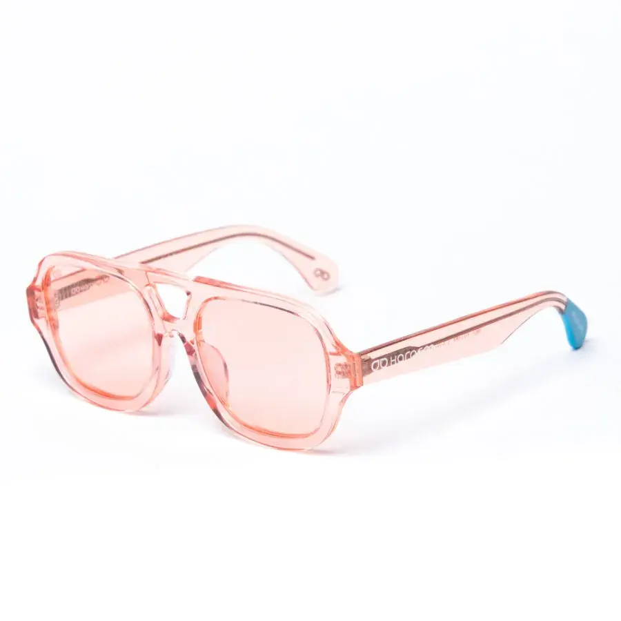 Gafas de sol con cristales rosa.