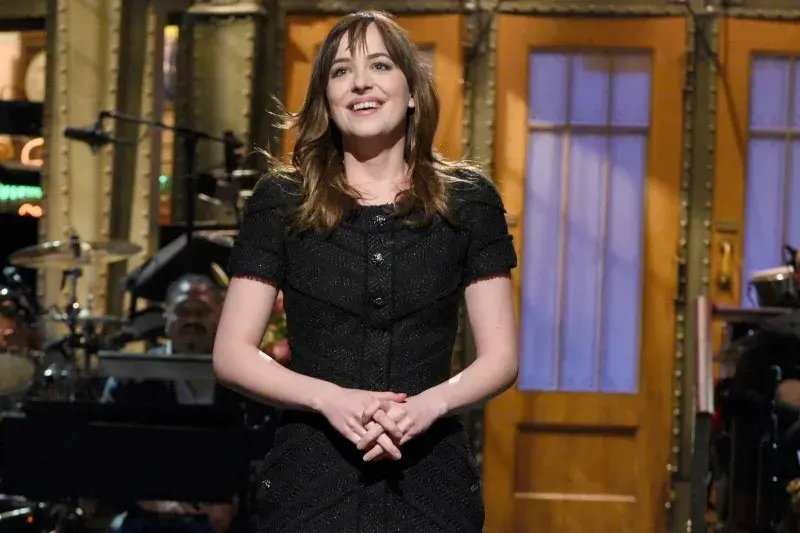 Dakota Johnson es la artista invitada al programa del 27 de enero de SNL.