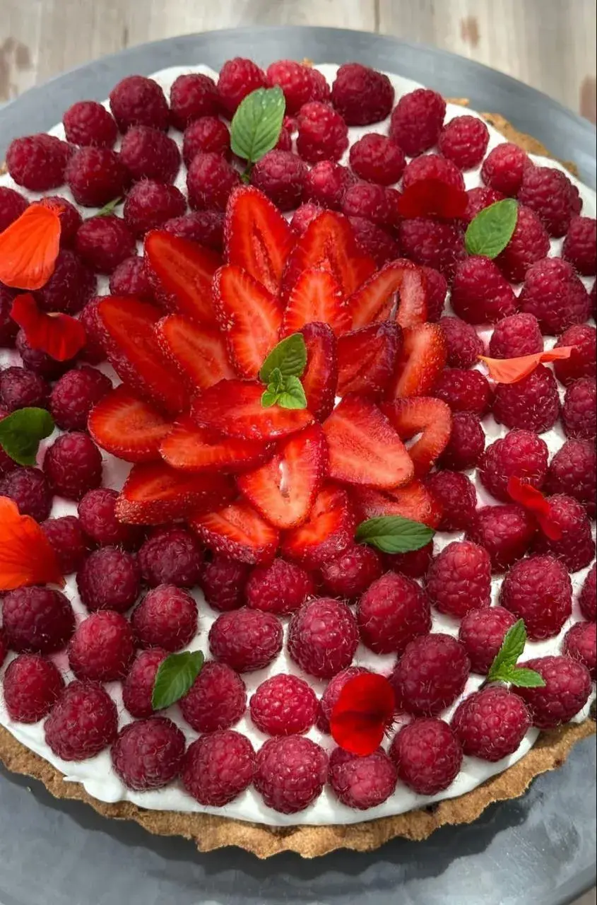 Tarta de frutillas y frambuesas de Juliana Awada.