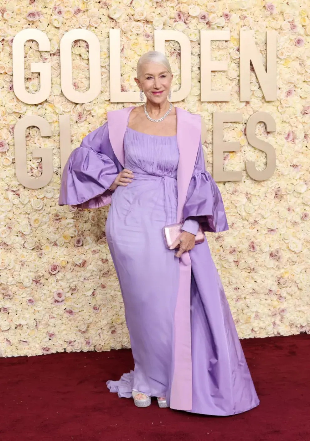 Helen Mirren en la alfombra roja de los Golden Globes 2024.