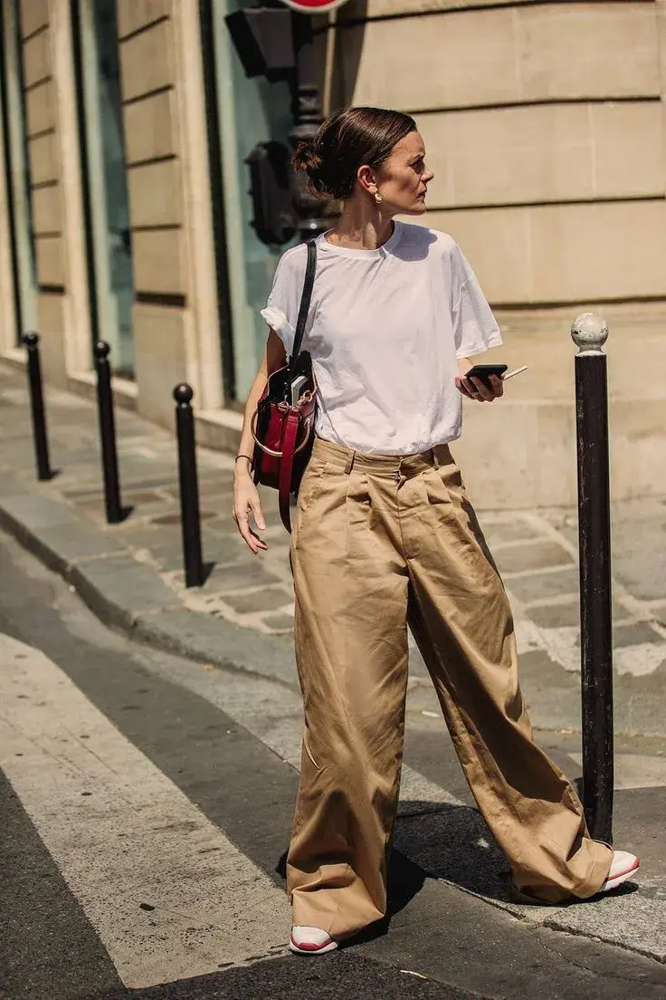 Remera blanca oversize con pantalón de gabardina.