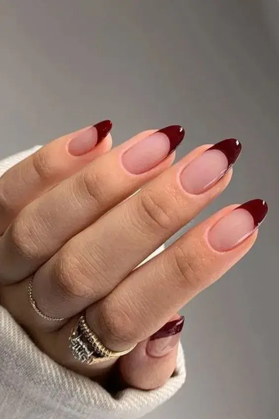 Un diseño que queda divino en uñas almendradas: manicura francesa de trazo grueso en algún tono marrón.
