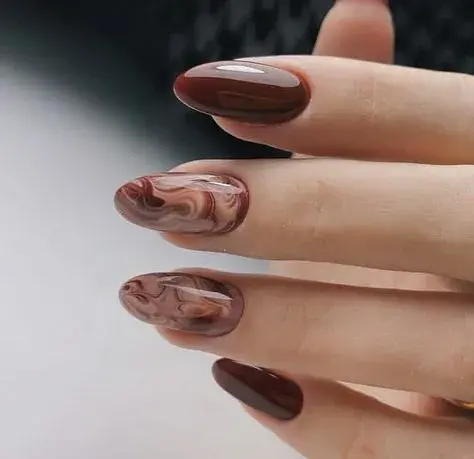 Un nail art más original para jugar con la tendencia. Lo podés hacer combinando un esmalte marrón o chocolate con un tono nude.