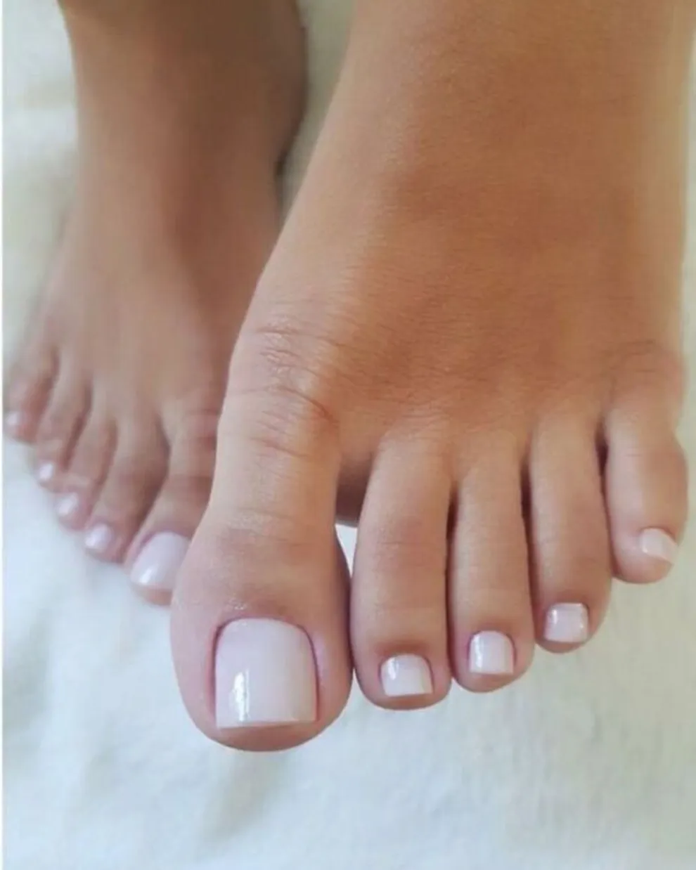 Las milky nails están de moda y en los pies queda increíble.
