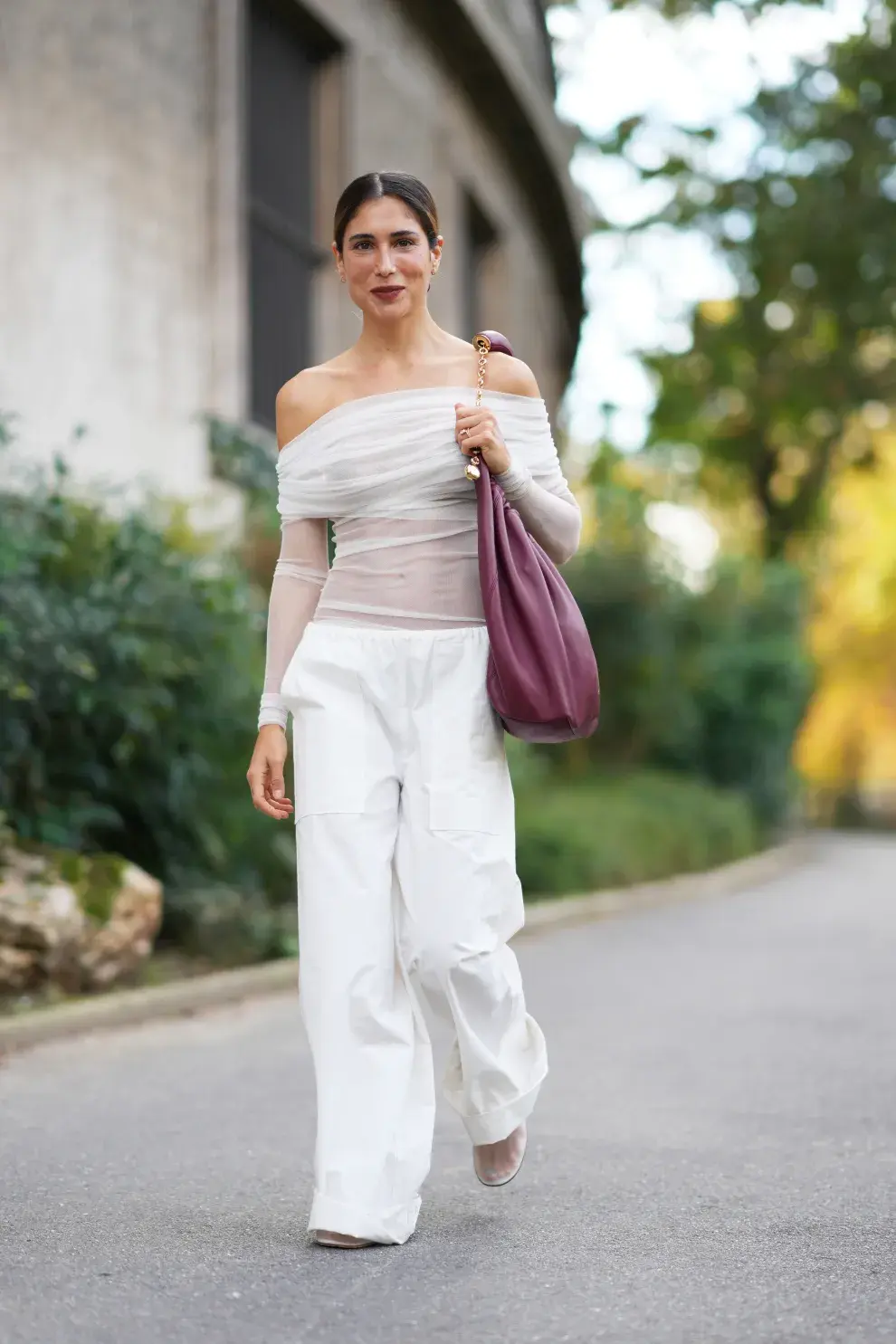 Top translucido offshoulder en un look total white ideal. 