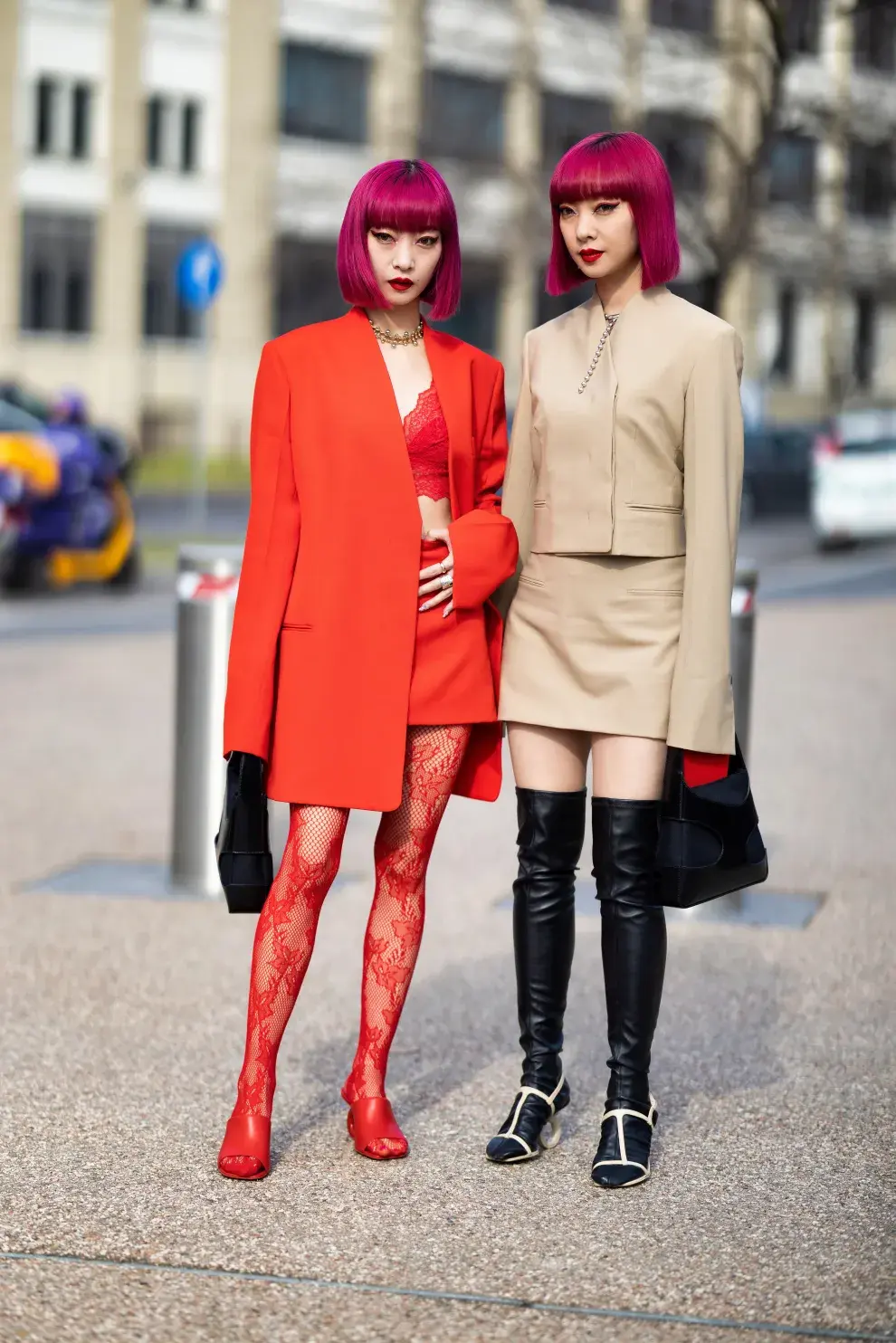 Look total rojo, el color de la temporada. Un conjunto sastrero de mini con medias fantasía.