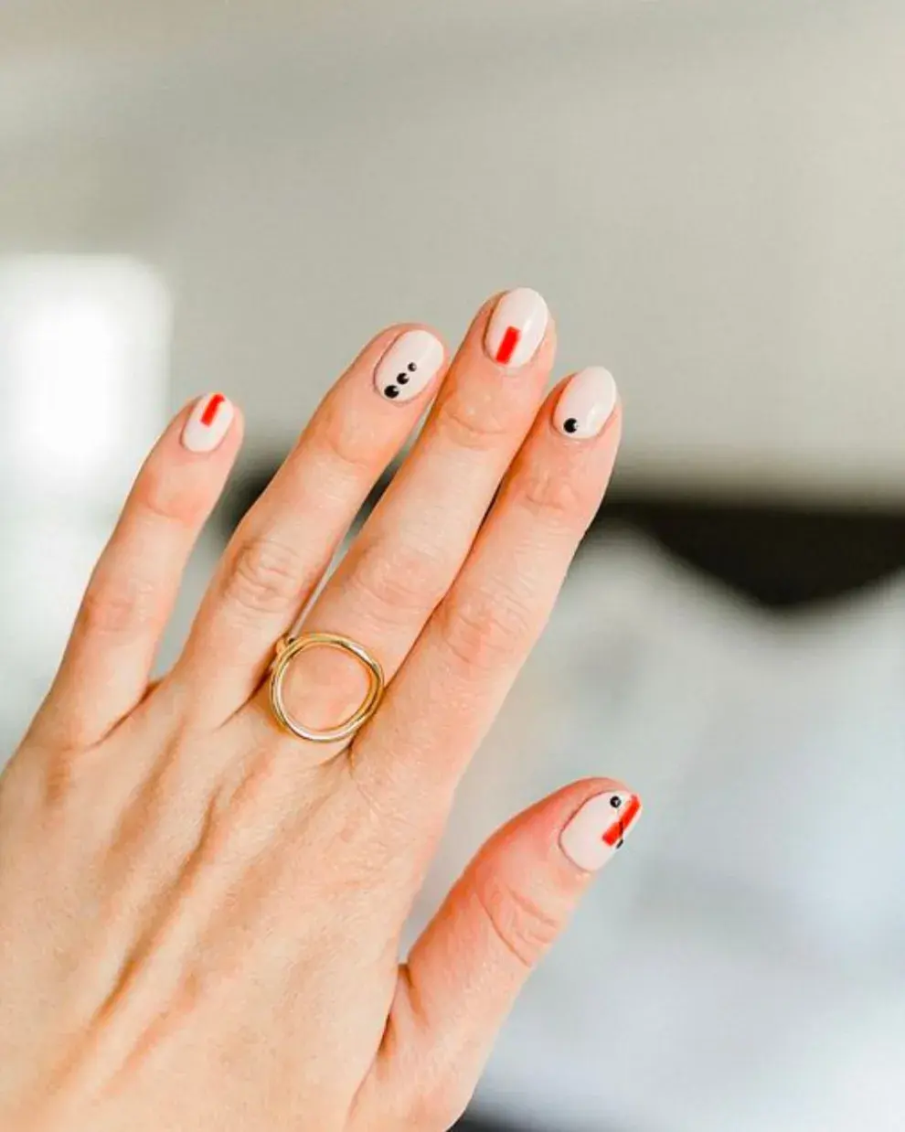 Sobre una uña milky, diseños con puntitos o con líneas en colores que contrasten.