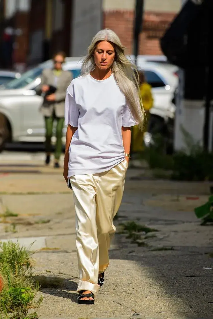 Remera blanca oversize con pantalón de raso y birken.