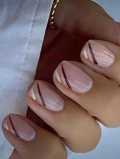¿Te gusta el color marrón o chocolate pero lo ves demasiado oscuro? Probá aplicándolo sólo como detalle de tu nail art.