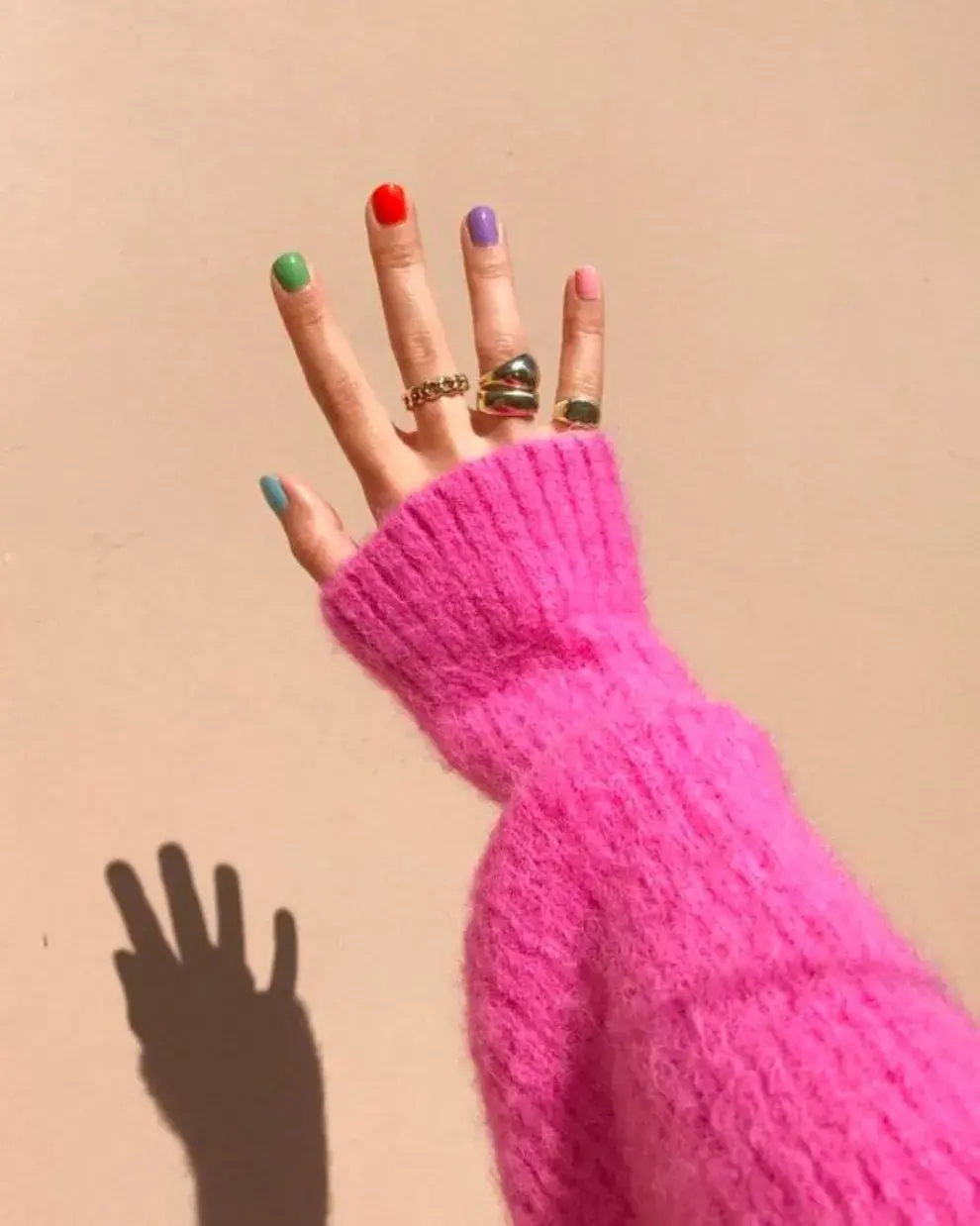 Las uñas de diferentes colores también funciona súper bien con tonos brillantes.