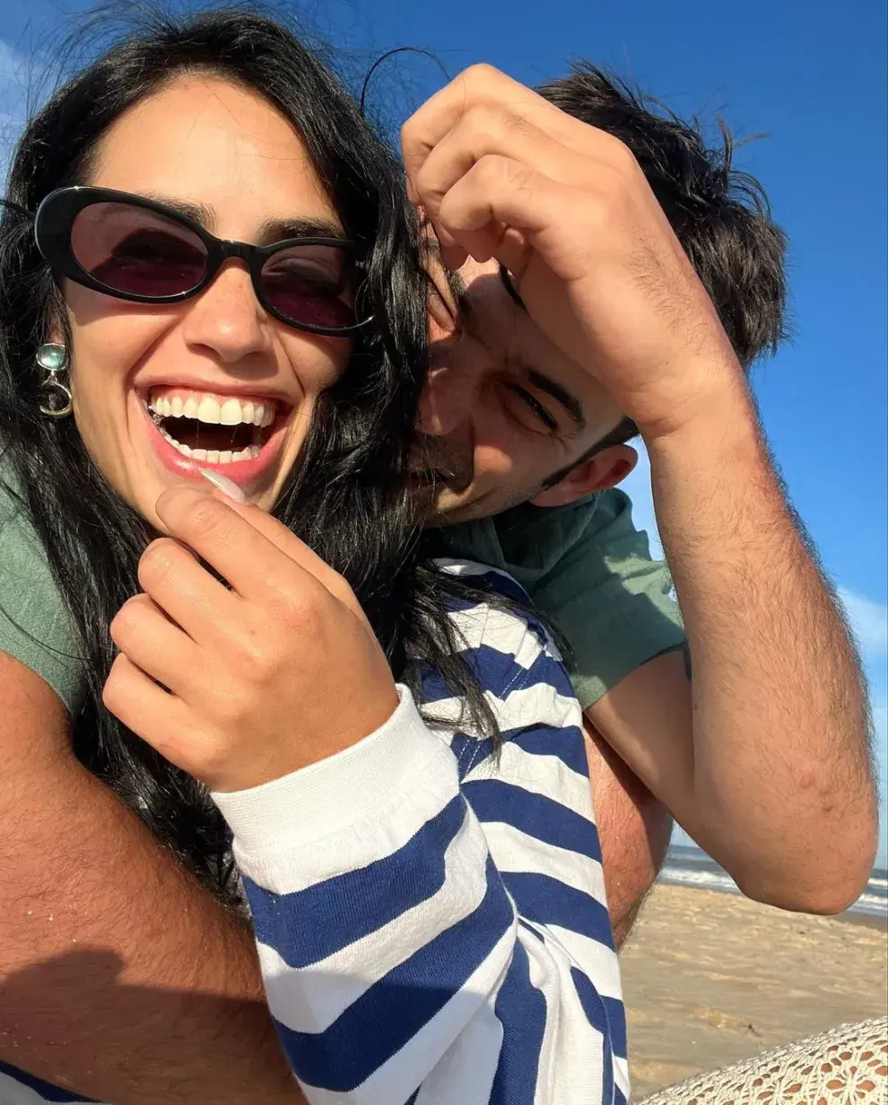 La feliz pareja: Lali y Pepe de vacaciones en Uruguay.