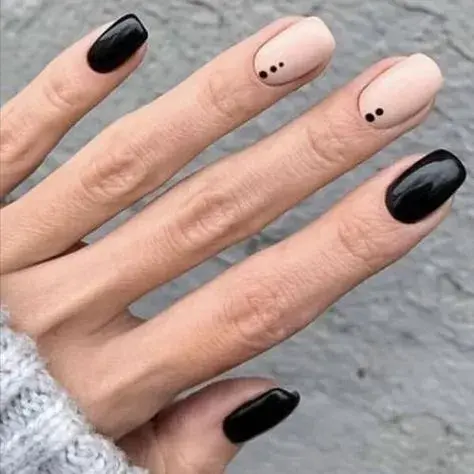 Para las amantes del esmalte negro: nail art de uñas lisas y algunas con diferentes cantidades de puntos medianos. ¡Súper elegante!