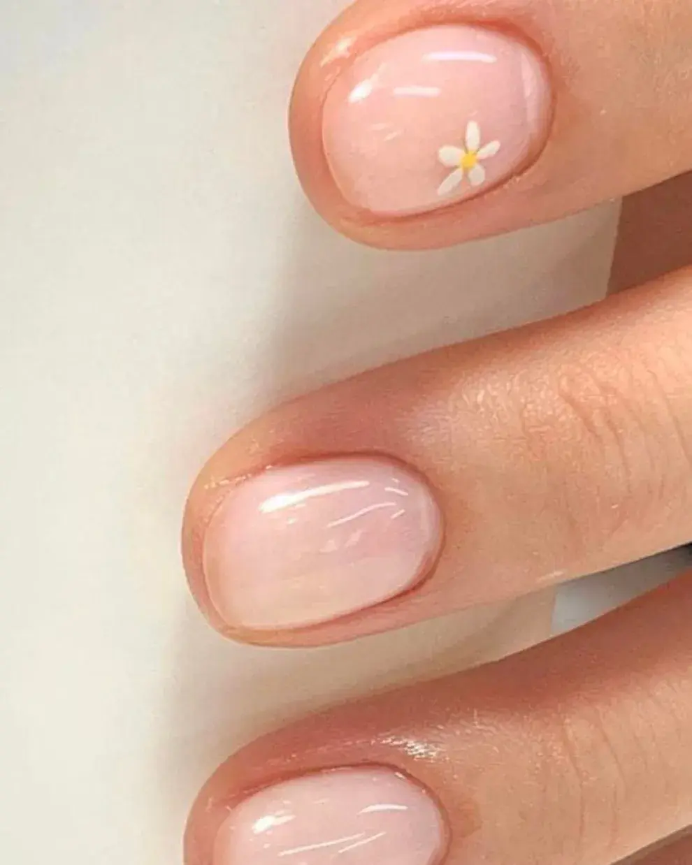 En blanco y amarillo, unas florcitas en algunas de las uñas.