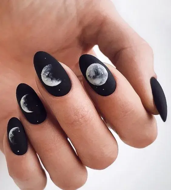 Para las más astrales: un diseño inspirado en las fases de la luna.