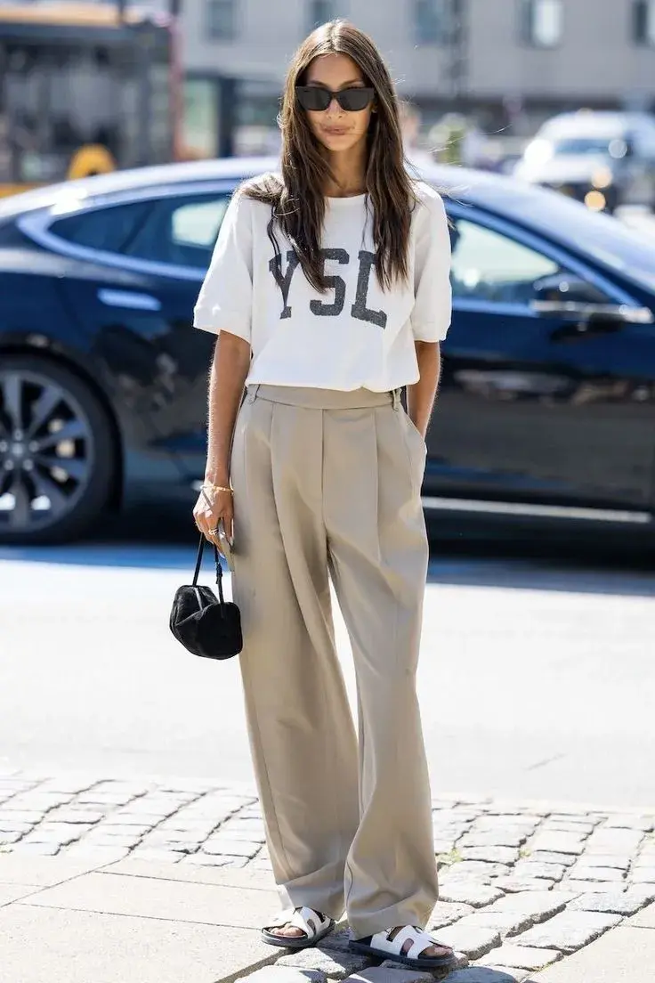 Remera blanca oversize con estampa y pantalón sastrero.