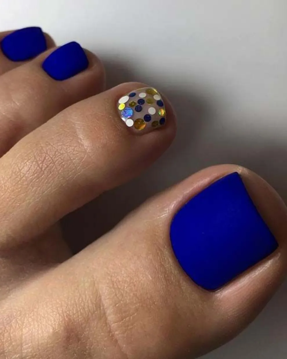 Las blue nails también están muy de moda y podés combinarlas con esmaltes con brillos.