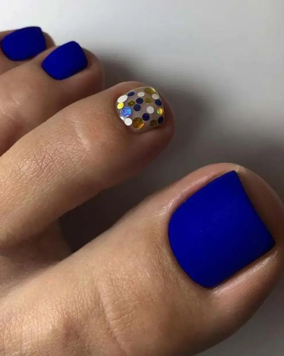 Las blue nails también están muy de moda y podés combinarlas con esmaltes con brillos.