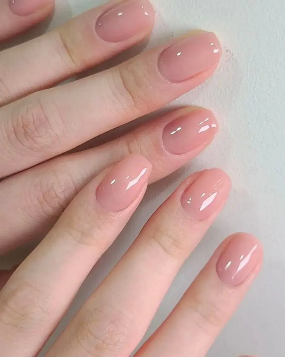 Con un esmalte transparente en tono rosa pálido.