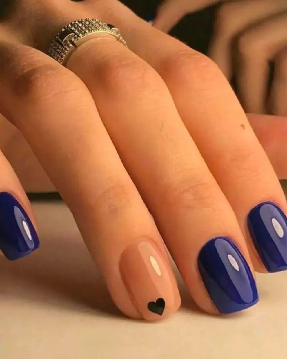 Eligiendo un color pleno potente, en una de las uñas haces un dibujo en ese mismo tono.