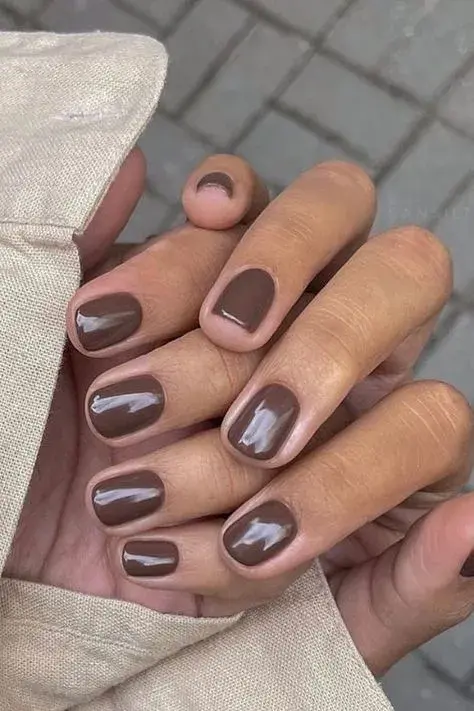 Uñas lisas en color café, otro de los tonos estrella dentro de la tendencia "maroon".